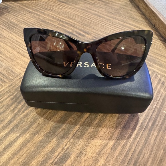 Versace cat eye tortoise shell sunglasses - Picture 4 of 5